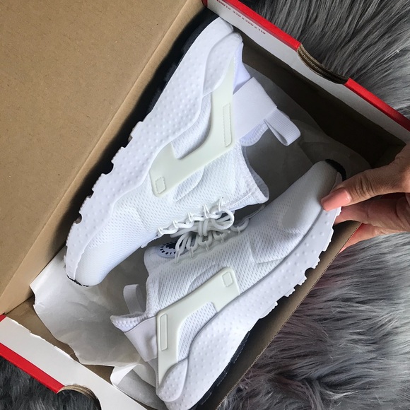 NWB 🌫 NIKE WOMENS HUARACHE SIZE 5 - Picture 2 of 8
